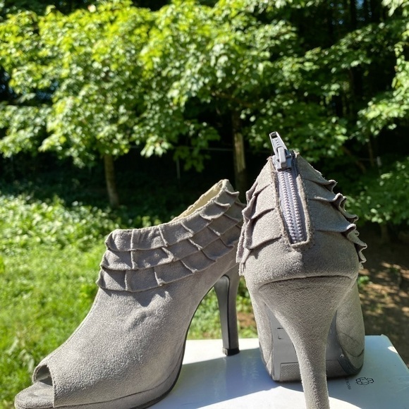 Rampage-gray ankle bootie 9.5 worn once. ruffle, zippered back - Picture 8 of 16